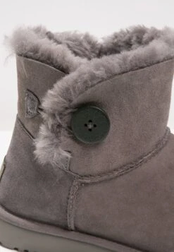 Ugg Mini Bailey Button - Korte Laarzen - Grey 13 Ugg Mini Bailey Button - Korte Laarzen - Grey -Ugg Verkoopwinkel 04eb63774fb542ec9ef63b8f34cea427