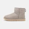Ugg Classic Mini - Korte Laarzen - Light Grey 1 Ugg Classic Mini - Korte Laarzen - Light Grey -Ugg Verkoopwinkel 09b4776aa9e24aa48b55aef3575aa259