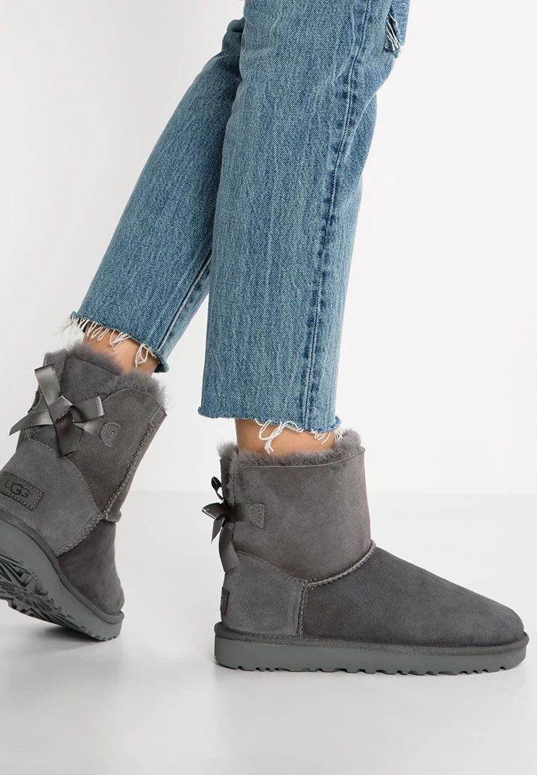 Ugg Mini Bailey Bow - Korte Laarzen - Grey 3 Ugg Mini Bailey Bow - Korte Laarzen - Grey