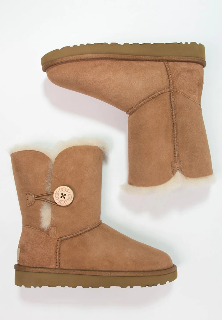 Ugg Bailey Button Ii - Korte Laarzen - Chestnut 5 Ugg Bailey Button Ii - Korte Laarzen - Chestnut - Afbeelding 3