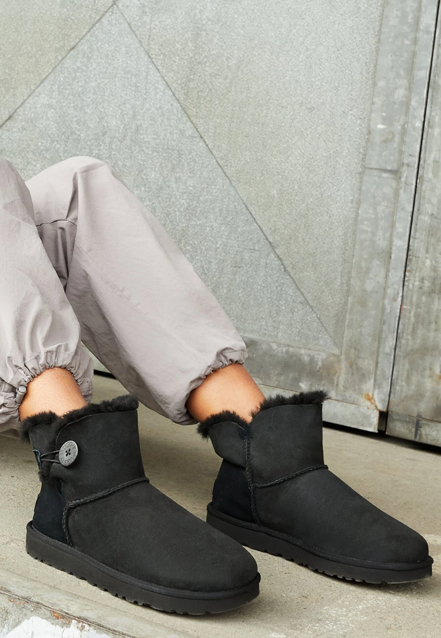 Ugg Mini Bailey Button - Korte Laarzen - Black 4 Ugg Mini Bailey Button - Korte Laarzen - Black - Afbeelding 2