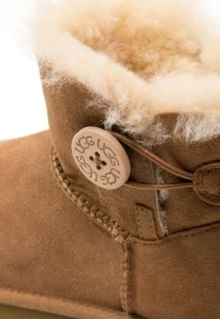 Ugg Mini Bailey Button - Korte Laarzen - Chestnut 11 Ugg Mini Bailey Button - Korte Laarzen - Chestnut -Ugg Verkoopwinkel 36e837ccda904301913c71034c08c7dd