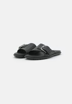 Ugg Solivan Buckle Slide - Muiltjes - Black 10 Ugg Solivan Buckle Slide - Muiltjes - Black -Ugg Verkoopwinkel 5153019481d449fcbbd357af512384a0