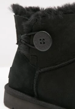 Ugg Mini Bailey Button - Korte Laarzen - Black 19 Ugg Mini Bailey Button - Korte Laarzen - Black -Ugg Verkoopwinkel 6720ef23cc1e41c19bbfbed4bcaba47b