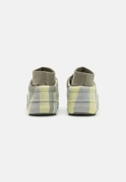 Ugg Tasman X Camopop - Instappers - Moss Green 13 Ugg Tasman X Camopop - Instappers - Moss Green -Ugg Verkoopwinkel 876383a20fa34377866aa675fc5dab6a