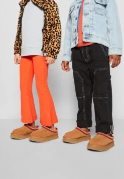 Ugg Tazz Unisex - Pantoffels - Chestnut 14 Ugg Tazz Unisex - Pantoffels - Chestnut -Ugg Verkoopwinkel 8af0f851fdb44e7bb877a6dc783d71c0