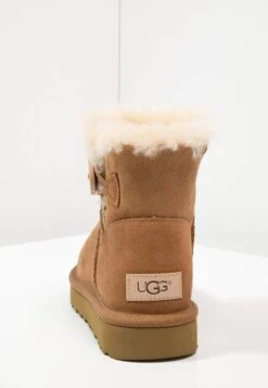 Ugg Mini Bailey Button - Korte Laarzen - Chestnut 13 Ugg Mini Bailey Button - Korte Laarzen - Chestnut -Ugg Verkoopwinkel a2afc014ef7745bab8b540e55bc20f3e