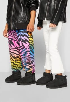 Ugg Classic Ultra Mini Unisex - Korte Laarzen - Black 14 Ugg Classic Ultra Mini Unisex - Korte Laarzen - Black -Ugg Verkoopwinkel a735bb0c9831483998b3af404d973117