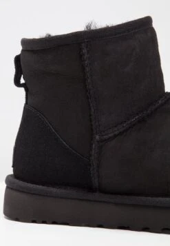 Ugg Classic Mini - Korte Laarzen - Black 19 Ugg Classic Mini - Korte Laarzen - Black -Ugg Verkoopwinkel a911d1b31add41fdbb8c61a60b9cc56b