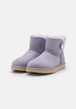 Ugg Mini Bailey Button Bling - Korte Laarzen - June Gloom 10 Ugg Mini Bailey Button Bling - Korte Laarzen - June Gloom -Ugg Verkoopwinkel ac3393d3fd69479fbd0f566e3738b249