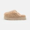 Ugg Maxi Curly Platform - Pantoffels - Sand 1 Ugg Maxi Curly Platform - Pantoffels - Sand -Ugg Verkoopwinkel b1a292b4787d42c79f089cde72b8380f