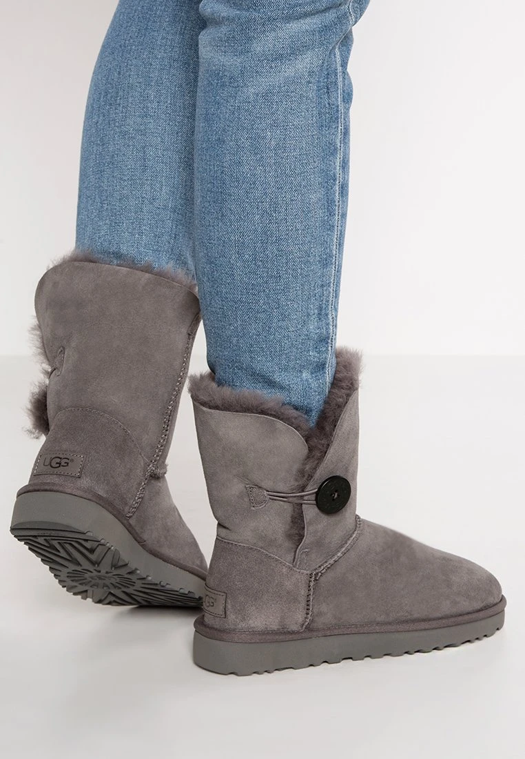 Ugg Bailey Button Ii - Korte Laarzen - Grey 3 Ugg Bailey Button Ii - Korte Laarzen - Grey