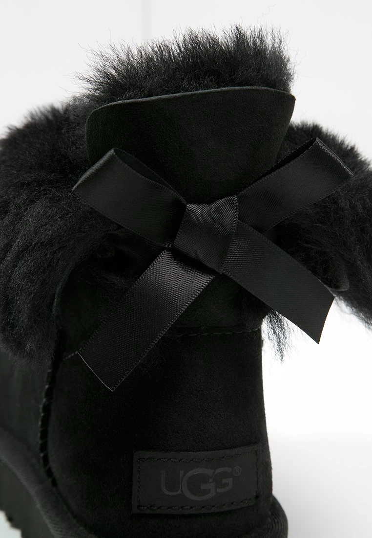 Ugg Mini Bailey Bow - Korte Laarzen - Black 9 Ugg Mini Bailey Bow - Korte Laarzen - Black - Afbeelding 7