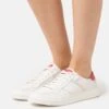 Ugg Alameda Lace - Sneakers Laag - Bright White/Red Pepper 1 Ugg Alameda Lace - Sneakers Laag - Bright White/Red Pepper -Ugg Verkoopwinkel d60c26bb57bb419fb2a0c0db8e9bc7b3