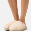 Ugg Fuzz Sugar - Pantoffels - Natural 2 Ugg Fuzz Sugar - Pantoffels - Natural -Ugg Verkoopwinkel dacbaa059d464c96a98aeb961e3b81d7
