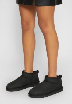 Ugg Classic Ultra - Korte Laarzen - Black 13 Ugg Classic Ultra - Korte Laarzen - Black -Ugg Verkoopwinkel de498aa2736e4f36b63fd5ecd886217b