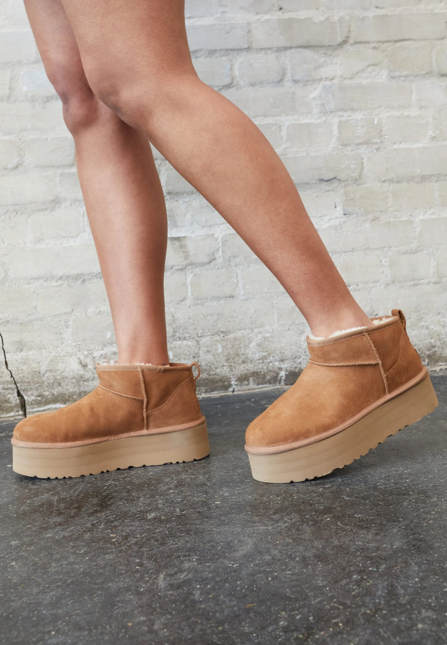 Ugg Classic Ultra Mini Platform - Enkellaarsjes Met Plateauzool - Chestnut 4 Ugg Classic Ultra Mini Platform - Enkellaarsjes Met Plateauzool - Chestnut - Afbeelding 2