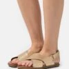 Ugg Solivan Slingback - Sandalen - Pale Gold Metallic 2 Ugg Solivan Slingback - Sandalen - Pale Gold Metallic -Ugg Verkoopwinkel f82f066c61f44ead8b7f1c3605e3650f